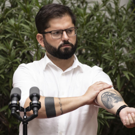  El presidente de Chile, Gabriel Boric, es visto durante una conferencia de prensa con los medios internacionales, hoy en el Palacio de La Moneda en Santiago (Chile).- EFE