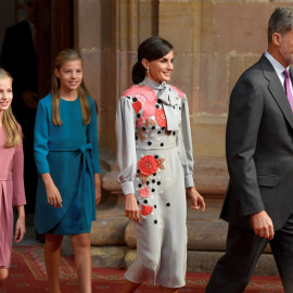 Los reyes Felipe VI y Letizia, con la princesa Leonor y la infanta Sofía, en los actos previos de la entrega de los Premios Princesa de Asturias, en Ovieo. REUTERS