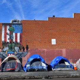 Tiendas para sintecho alineadas en una calle de Los Ángeles (California, EEUU). AFP/Frederic J. Bown