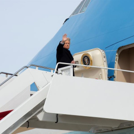 El presidente de EEUU, Donald J. Trump, a punto de subir al avión presidencial Air Force One. EFE/EPA/Stefani Reynolds