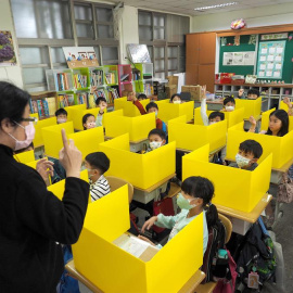 Una profesora imparte clase en un aula preparada para evitar el contagio del coronavirus en Taipei (Taiwán). EFE/ David Chang