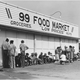 Cola de gente en California esperando para recibir comida de los servicios asistenciales.