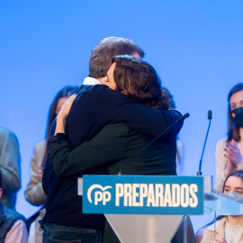  El presidente de la Xunta de Galicia y precandidato a la presidencia del PP nacional, Alberto Núñez Feijóo, y la presidenta de la Comunidad de Madrid, Isabel Díaz Ayuso, se abrazan en un encuentro de afiliados en Novotel Madrid Center, a 15 de marzo 