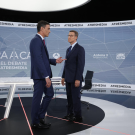  Los candidatos a la presidencia del Gobierno, el socialista Pedro Sánchez (i) y el popular Alberto Núñez Feijoo, antes de iniciar el debate electoral hoy lunes en Madrid. -JUANJO MARTÍN / Agencia EFE