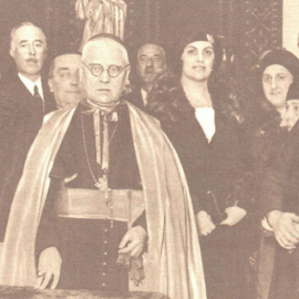  El Bisbe de Barcelona, doctor Manuel Irurita, amb la Junta de Dames de Sant Vicenç de Paül, en la seva visita a les Escoles de la Mare de Déu de Montserrat, a Barcelona. -Mundo Gráfico