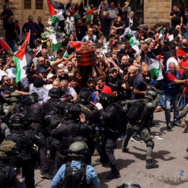  El moment en què el fèretre de la periodista Shireen Abu Akleh era traslladat pels carrers de Jerusalem.- Ammar Awad / Reuters