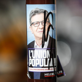  Un cartel muestra al candidato presidencial del partido La France Insoumise (LFI), Jean-Luc Melenchon, en París, Francia, el 28 de marzo de 2022. Las campañas para las elecciones presidenciales francesas de 2022 comenzaron en Francia, ya que la primera