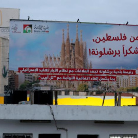 Una tanca publicitària amb un missatge d'agraïment a Barcelona per trencar els vincles amb Tel Aviv s'exhibeix a Ramllah, Cisjordània. ALAA BADARNEH / EFE