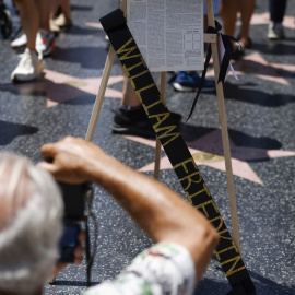  Brian Donnelly toma una fotografía de una corona de flores que fue colocada sobre la estrella del Paseo de la Fama de Hollywod del director William Friedkin en Los Ángeles, EE.UU. / CAROLINE BREHMAN - EFE