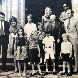  Franco junto a los Borbones en el polémico Pazo de Meirás, en 1972.