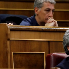  Los diputados de Bildu, Mertxe Aizpurua (i) y Oskar Matute (c), junto al diputado de Unidas Podemos Juan López de Uralde (d). EFE