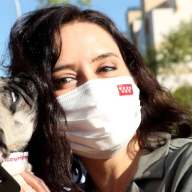 La presidenta de la Comunidad de Madrid y candidata del PP a la reelección, Isabel Díaz Ayuso, durante una visita el barrio de Sanchinarro este miércoles en Madrid. EFE/Kiko Huesca