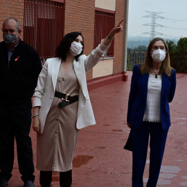 La presidenta de la Comunidad de Madrid y candidata del PP a la reelección, Isabel Díaz Ayuso (c), llega acompañada por la vicesecretaria de Política Social del PP, Ana Pastor (d), este martes a un colegio de la localidad madrileña de Alcobendas en e