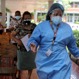 Una mujer afiliada al IHSS acude a vacunarse contra el coronavirus este martes, en Tegucigalpa (Honduras).- EFE