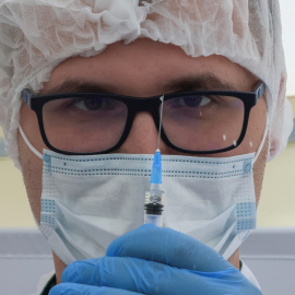 Un trabajador sanitario con una jeringuilla con la vacuna Sputnik, en un centro de vacunación en Moscú (Rusia). REUTERS/Tatyana Makeyeva