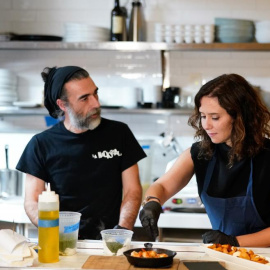 La presidenta de la Comunidad de Madrid, Isabel Díaz Ayuso, ha visitado la Spanish Benevolent Society, donde se ha interesado por el proyecto del restaurante La Nacional.- COMUNIDAD DE MADRID