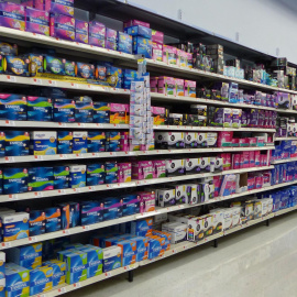  Productos para la menstruación en un supermercado.- WIKIPEDIA