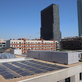  Plaques fotovoltaiques instal·lades a la coberta de l'Institut Quatre Cantons, al Poblenou. — Blanca Blay / ACN