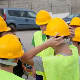  Alumn@s esperando ayer la entrada en unos barracones sin terminar. (Radio Victoria)