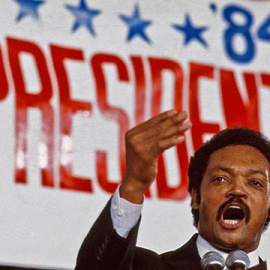 Jesse Jackson interviene en un acto durante las primarias presidenciales del Partido Demócrata, en 1984.
