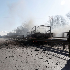  Se ve un vehículo dañado tras un combate entre las tropas de asalto rusas el ejército ucraniano en Kiev. —REUTERS/Valentyn Ogirenko