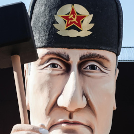  Una carroza que muestra al presidente ruso Vladimir Putin (izquierda) balanceando un martillo para integrar por la fuerza a los países de la antigua Unión Soviética en una Unión Soviética, se ve durante una manifestación por la paz en apoyo de Ucra