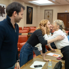  Lilith Verstrynge y Yolanda Díaz se saludan en el Congreso, a 13 de noviembre de 2023, en Madrid.- EP