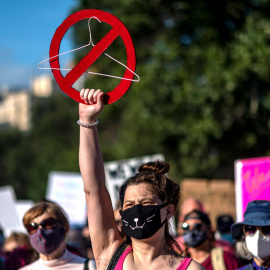  Manifestantes participan en la Marcha y Concentración de Mujeres por la Justicia en el Aborto en Austin, Texas, el 2 de octubre de 2021.