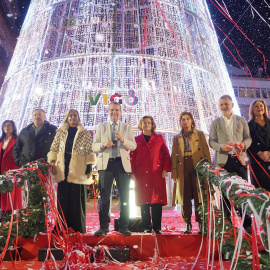 El alcalde de Vigo, Abel Caballero (c), junto a su equipo de gobierno, durante el encendido de las luces de Navidad 2023 en A Porta do Sol de Vigo el pasado 24 de noviembre de 2023. - Javier Vázquez | EUROPA PRESS