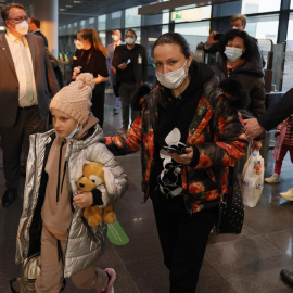  Los pasajeros llegan durante la llegada de los primeros refugiados ucranianos procedentes de la República de Moldavia en avión al aeropuerto de Frankfurt, en Frankfurt am Main, Alemania, el 25 de marzo de 2022.- EFE
