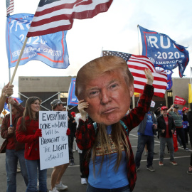 Seguidores de Donald Trump se manifiestan en Phoenix (Arizona) durante el escrutinio de los votos de las elecciones presidenciales que han dado la victoria al candidato demócrata, Jose Biden. REUTERS/Jim Urquhart