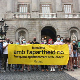  Imatge d'arxiu d'una concentració de més d'una vuitantena d'entitats reclamant a l'Ajuntament de Barcelona que trenqui el seu agermanament amb Tel Aviv. Imanol Olite / ACN