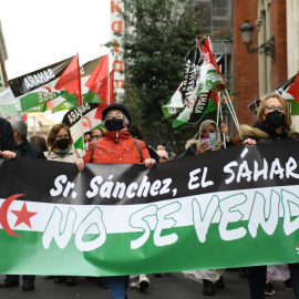  Varias personas, con banderas saharauis y una pancarta que reza 'Sr Sánchez, El Sáhara no se vende', protestan durante una manifestación convocada por la Coordinadora Estatal de Asociaciones Solidarias con el Sáhara (CEAS-Sáhara), frente al Minister