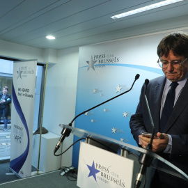 El expresidente de la Generalitat y eurodiputado de Junts, Carles Puigdemont, comparece en una rueda de prensa para explicar los detalles del acuerdo de investidura con el PSOE, en el Parlamento Europeo, a 9 de noviembre de 2023, en Bruselas (Bélgica).- 