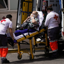 Una ambulancia de la Cruz Roja lleva una mujer a urgencias del Hospital 12 de Octubre, en Madrd. REUTERS/Juan Medina