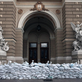 La entrada al Teatro Académico Nacional de Ópera y Ballet de Odessa está cubierta con sacos de arena en Odesa, Ucrania, el 3 de abril de 2022. EFE/EPA/GEORGE VITSARAS