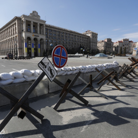 Erizos checos antitanque en el centro de Kyiv (Kiev), Ucrania, 11 de marzo de 2022. / EFE/EPA/ZURAB KURTSIKIDZE