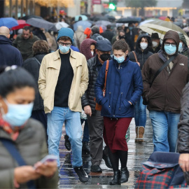 Varias personas con mascarilla a 24 de diciembre de 2021, en Madrid. — Marta Fernández / EUROPA PRESS