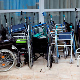  Sillas de ruedas y andadores apilados en una residencia de mayores. EFE/ Juanjo Martín