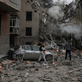 Escombros de un edificio residencial dañado por un ataque militar ruso en Kharkiv, Ucrania. -REUTERS