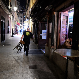Un camarero recoge la terraza de un bar en el centro de Madrid. AFP/Juan Carlos Lucas/NurPhoto