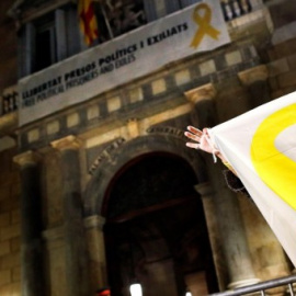  Un lazo amarillo ante el Palau de la Generalitat. / EFE