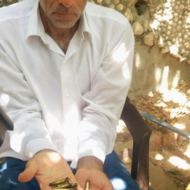  Mohammed Abu Sharif muestra los casquillos encontrados en su casa