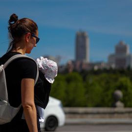 Una madre pasea con su bebé en Madrid. EFE/Emilio Naranjo

