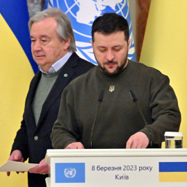  El presidente de Ucrania, Volodymyr Zelensky (derecha), y el secretario general de las Naciones Unidas, Antonio Guterres, llegan para una declaración conjunta luego de su reunión en Kiev el 8 de marzo de 2023. Serguéi SUPINSKY / AFP