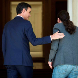 Pedro Sánchez recibe a Pablo Iglesias en la Moncloa a comienzos de mayo. EFE