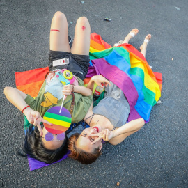 Dos mujeres jóvenes, en la marcha del orgullo LGBT de País, en junio de 2019. E.P./ZUMA Wire/dpa/Vanessa Carvalho