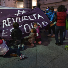  Varios niños y sus padres sujetan una pancarta de 'Revuelta Escolar', durante una concentración en recuerdo a la niña de seis años fallecida tras ser atropellada a la salida de su colegio en el barrio de Mirasierra, en la plaza de Cibeles, a 5 de nov