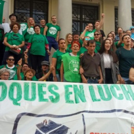  Afectados y activistas de la PAH de Vallecas denuncian el posible desahucio de más de cien personas de 10 bloques de viviendas del barrio.- PÚBLICO