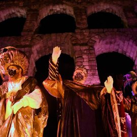 Los Reyes Magos de Oriente saludan a los niños junto al Acueducto tras la tradicional Cabalgata de Reyes que se celebró el miércoles en Segovia